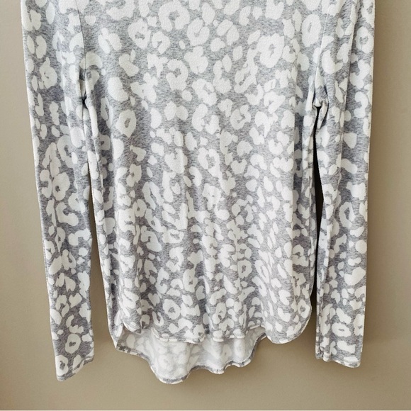 Old Navy Long Sleeve Leopard Print Shirt Gray/White Sz Small - Picture 3 of 8